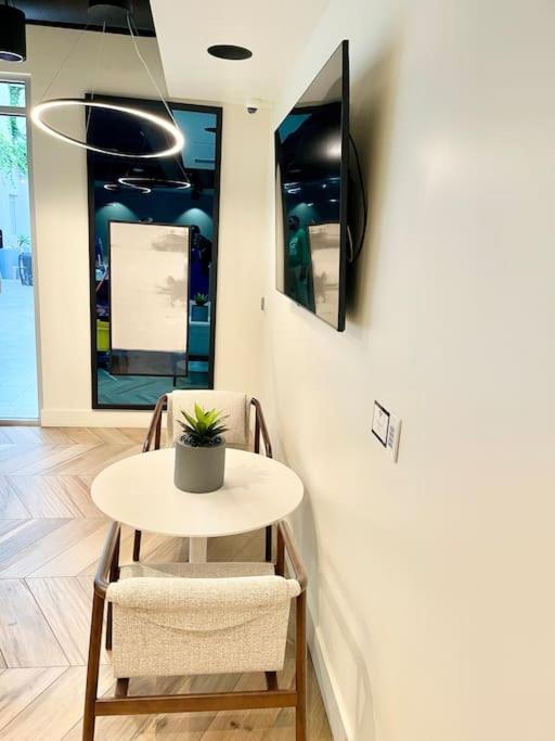 Apartment 1 Bedroom. 2 Beds. 1 Bath With Balcony *