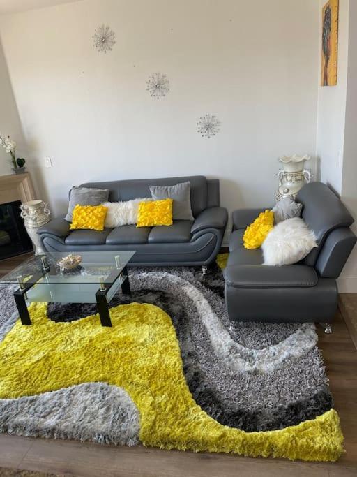 1 Bedroom. 2 Beds. 1 Bath With Balcony Apartment Los Angeles