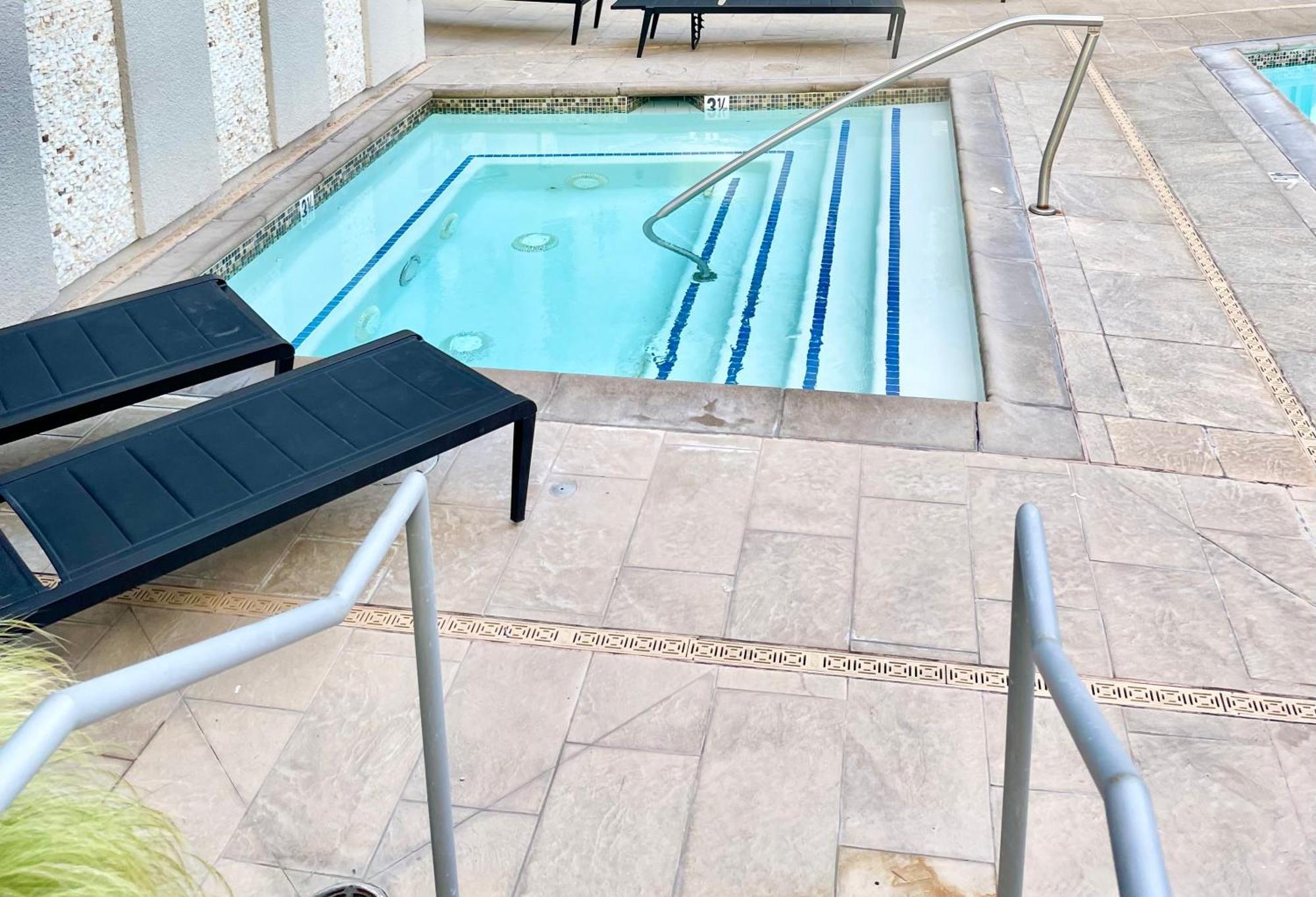 Apartment 1 Bedroom. 2 Beds. 1 Bath With Balcony Los Angeles