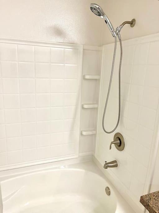 Apartment 1 Bedroom. 2 Beds. 1 Bath With Balcony Los Angeles