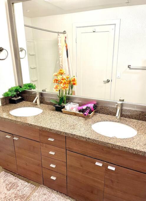 1 Bedroom. 2 Beds. 1 Bath With Balcony Apartment *