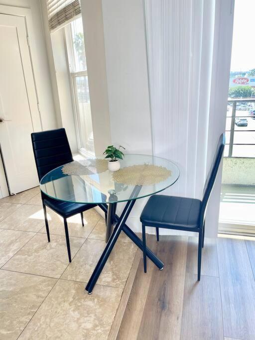 Apartment 1 Bedroom. 2 Beds. 1 Bath With Balcony Los Angeles
