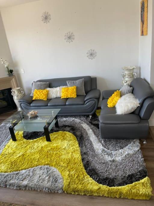 1 Bedroom. 2 Beds. 1 Bath With Balcony Los Angeles