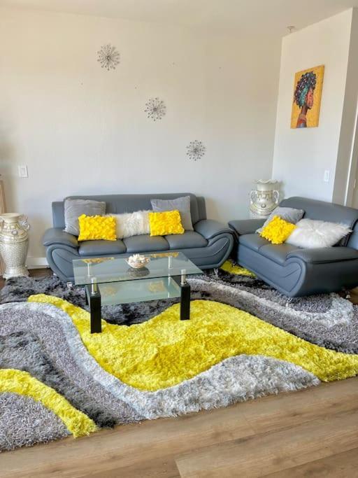 1 Bedroom. 2 Beds. 1 Bath With Balcony Apartment *