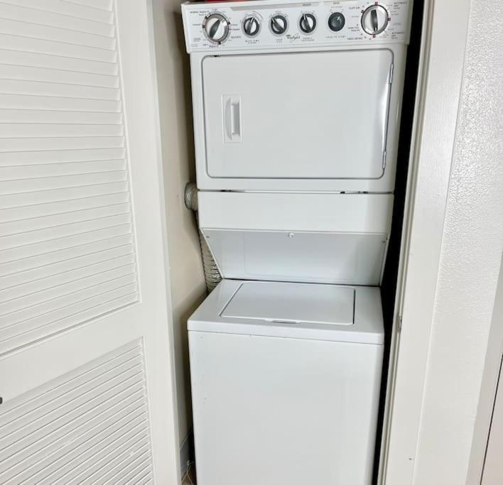 1 Bedroom. 2 Beds. 1 Bath With Balcony Apartment Los Angeles